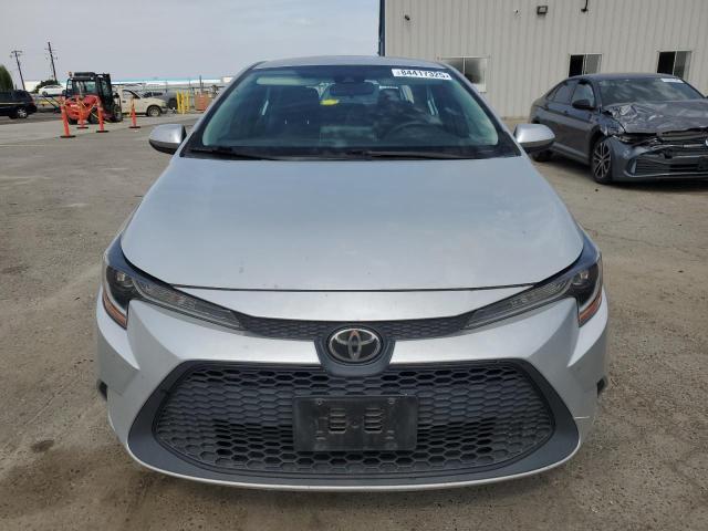 5YFEPRAE0LP106359 - 2020 TOYOTA COROLLA LE ვერცხლისფერი ფოტო 5