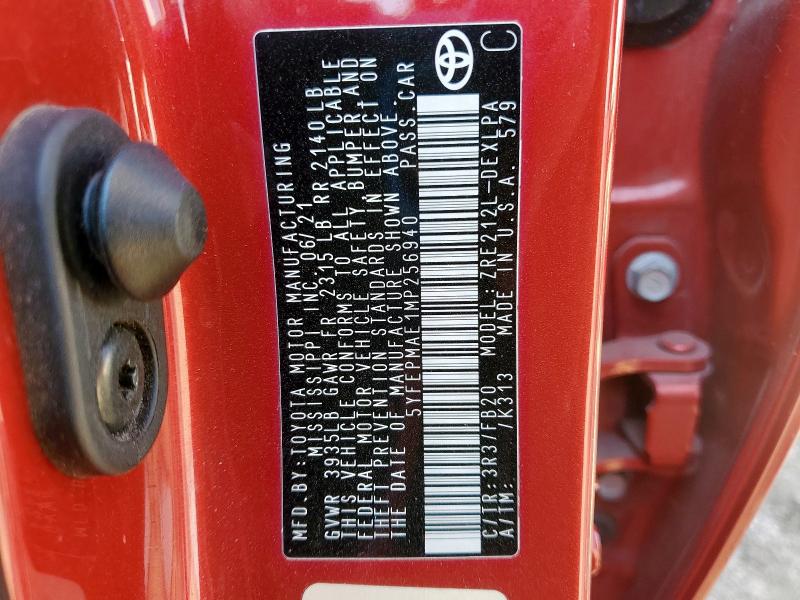 5YFEPMAE1MP256940 - 2021 TOYOTA COROLLA LE RED photo 13