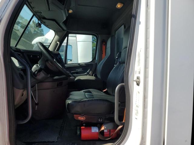 1FUBGEDV2GLHC5624 - 2016 FREIGHTLINER CASCADIA 1 WHITE photo 5