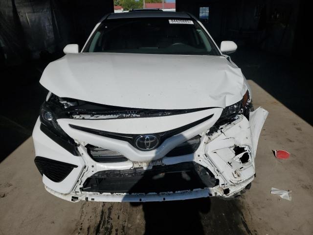 4T1T11BK8RU108673 - 2024 TOYOTA CAMRY SE NIGHT SHADE WHITE photo 5