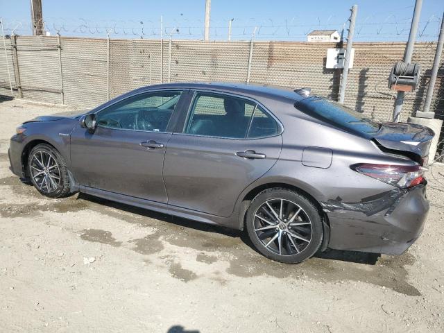 4T1G31AK0MU565015 - 2021 TOYOTA CAMRY SE GRAY photo 2