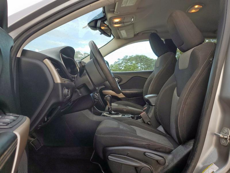 1C4PJLCB5JD574405 - 2018 JEEP CHEROKEE LATITUDE 银色 照片 7