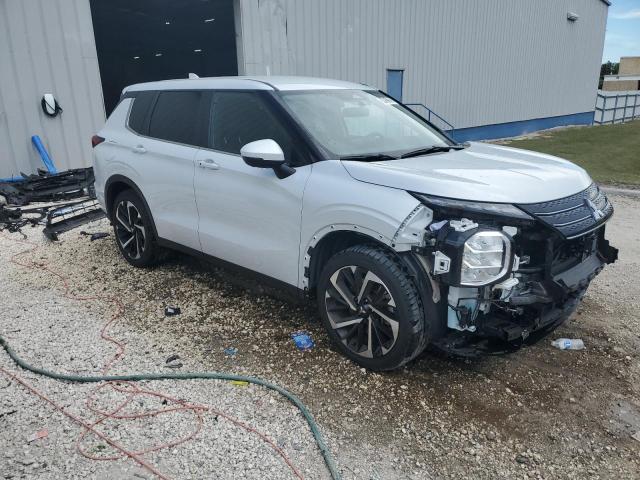 JA4J4VA8XRZ032077 - 2024 MITSUBISHI OUTLANDER SE WHITE photo 4