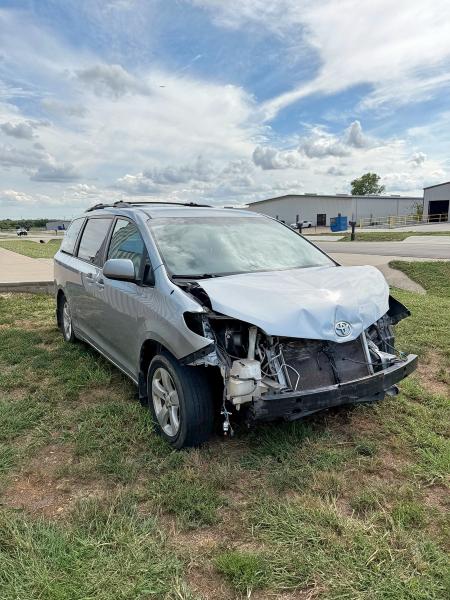 2011 TOYOTA SIENNA LE, 