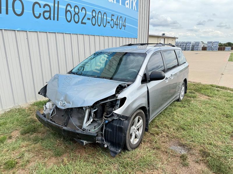 5TDKK3DC6BS153216 - 2011 TOYOTA SIENNA LE SILVER photo 2