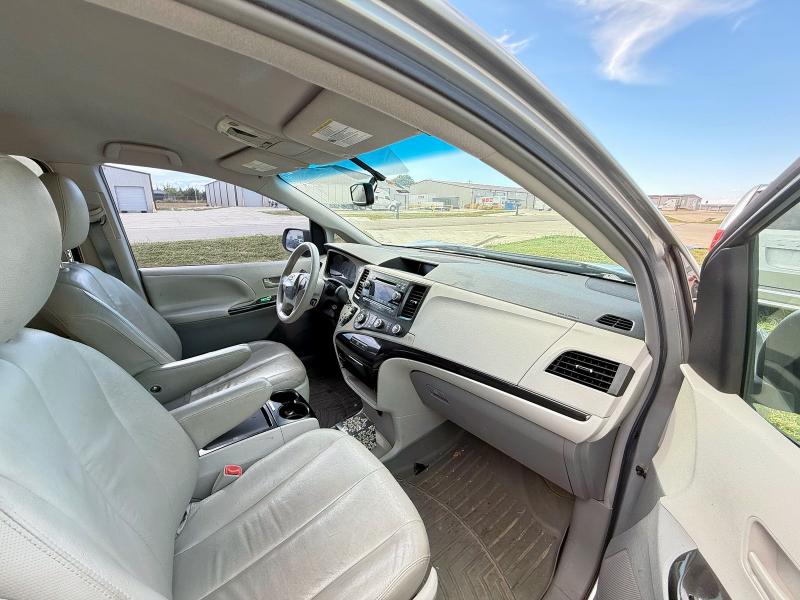5TDKK3DC6BS153216 - 2011 TOYOTA SIENNA LE SILVER photo 5