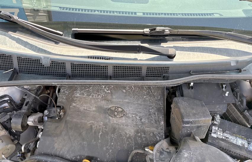 5TDKK3DC6BS153216 - 2011 TOYOTA SIENNA LE SILVER photo 7