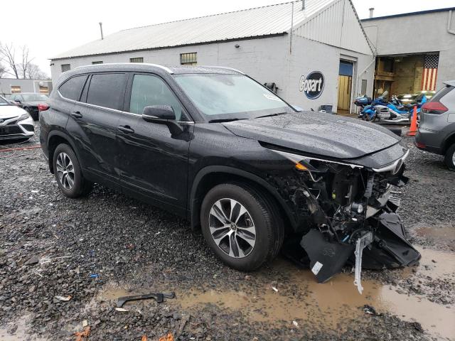 5TDGZRBH2NS587253 - 2022 TOYOTA HIGHLANDER XLE BLACK photo 4