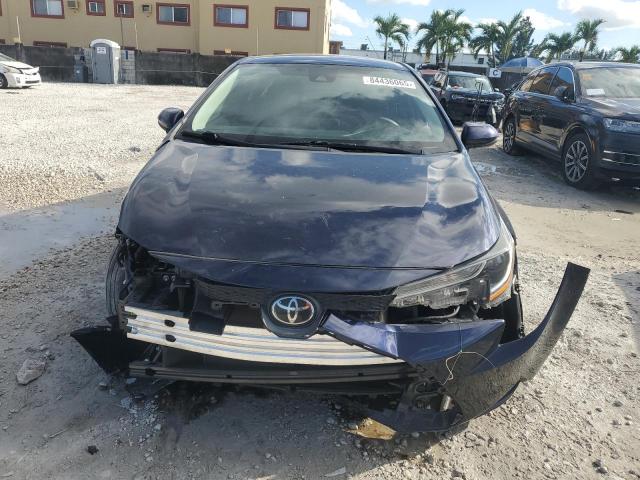 5YFEPMAE7NP381197 - 2022 TOYOTA COROLLA LE BLUE photo 5