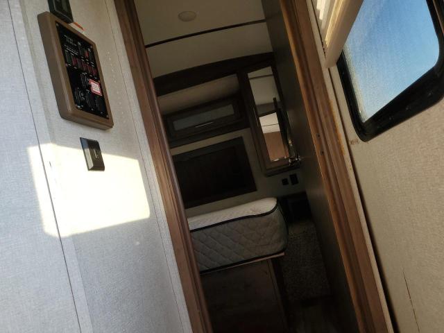 4YDT27R20JV513190 - 2018 KEYSTONE COUGAR CREAM photo 5