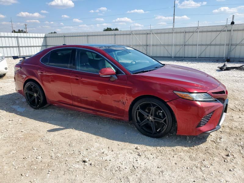 4T1BZ1HK7JU500768 - 2018 TOYOTA CAMRY XSE მუქწითელი ფოტო 4