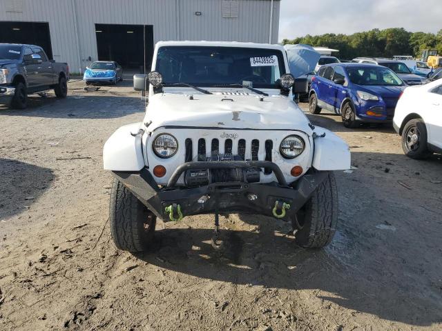 1C4HJWEG6CL205981 - 2012 JEEP WRANGLER U SAHARA WHITE photo 5