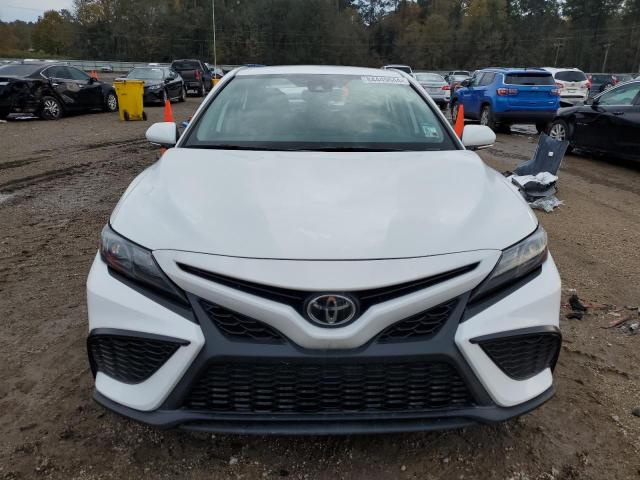 4T1T11AKXPU831777 - 2023 TOYOTA CAMRY SE NIGHT SHADE WHITE photo 5