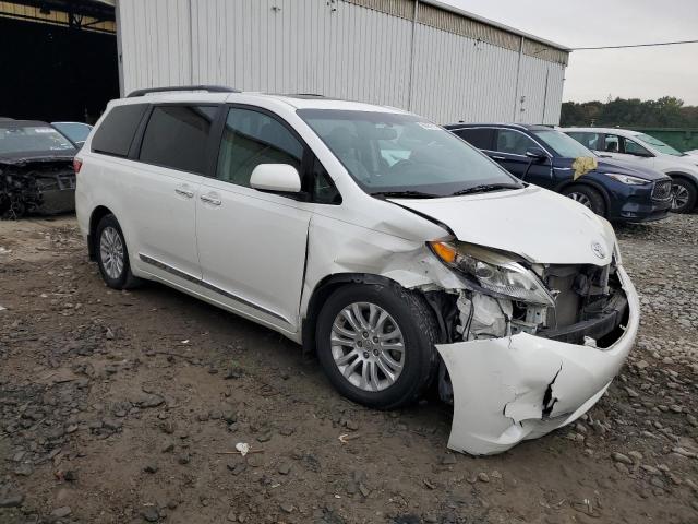 5TDYK3DC2FS677219 - 2015 TOYOTA SIENNA XLE WHITE photo 4