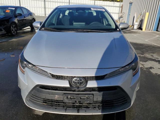 5YFB4MDE8PP022130 - 2023 TOYOTA COROLLA LE Srebrny zdjęcie 5