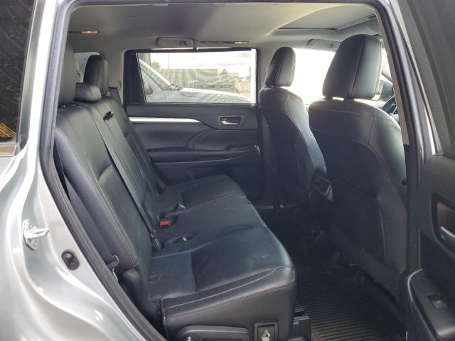 5TDJZRFH2JS542422 - 2018 TOYOTA HIGHLANDER SE Серебристый фото 11