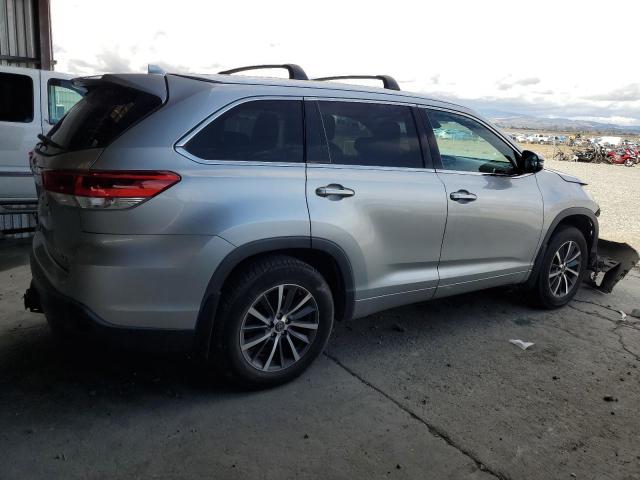 5TDJZRFH2JS542422 - 2018 TOYOTA HIGHLANDER SE Серебристый фото 3