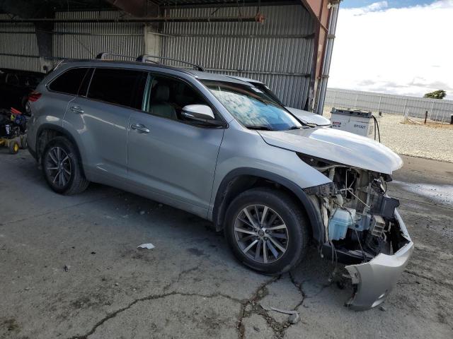 5TDJZRFH2JS542422 - 2018 TOYOTA HIGHLANDER SE Серебристый фото 4