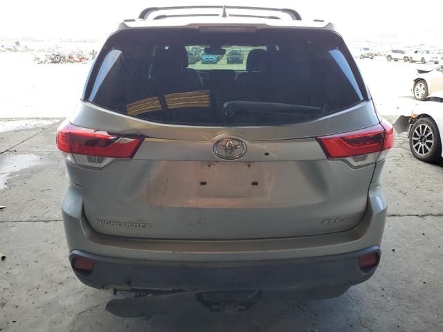 5TDJZRFH2JS542422 - 2018 TOYOTA HIGHLANDER SE Серебристый фото 6