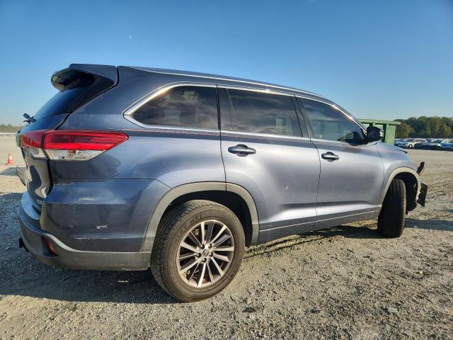 5TDKZRFH4HS523773 - 2017 TOYOTA HIGHLANDER SE BLUE photo 3