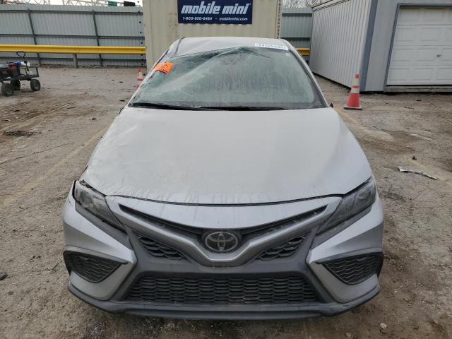 4T1G11AK9PU780869 - 2023 TOYOTA CAMRY SE NIGHT SHADE SILVER photo 5