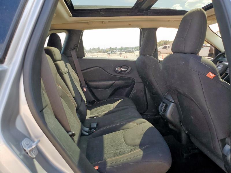 1C4PJLCS6GW307125 - 2016 JEEP CHEROKEE LATITUDE SILVER photo 11