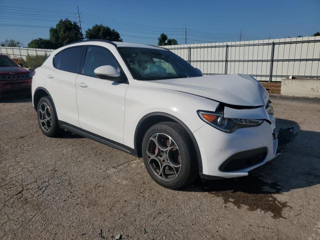 ZASFAKPN2J7B90016 - 2018 ALFA ROMEO STELVIO SPORT Белый фото 4