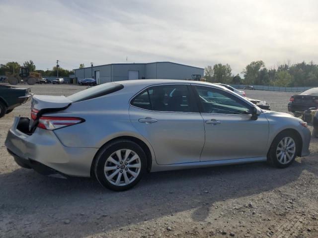 4T1B11HK3JU122374 - 2018 TOYOTA CAMRY L SILVER photo 3