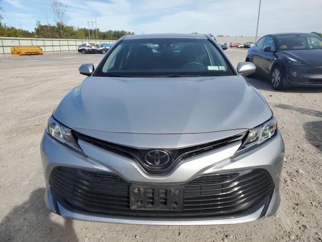 4T1B11HK3JU122374 - 2018 TOYOTA CAMRY L SILVER photo 5