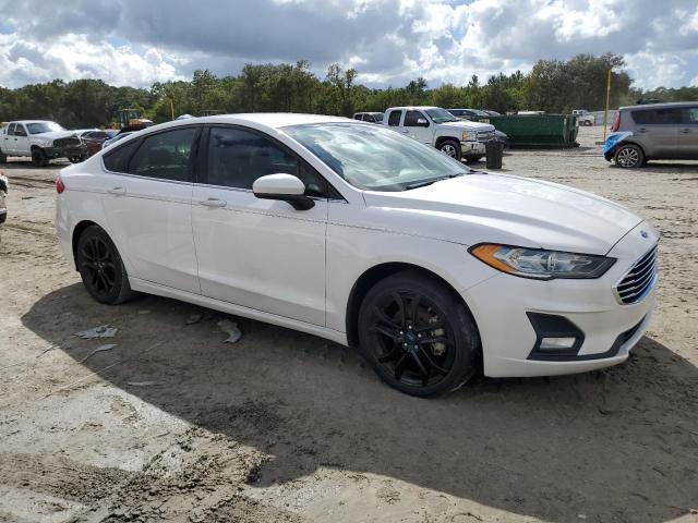 3FA6P0HD1KR127944 - 2019 FORD FUSION SE WHITE photo 4