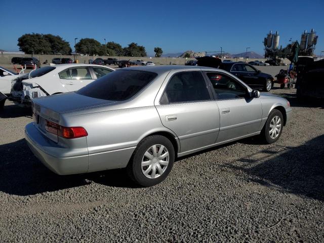 JT2BG22K6Y0531013 - 2000 TOYOTA CAMRY CE SILVER photo 3