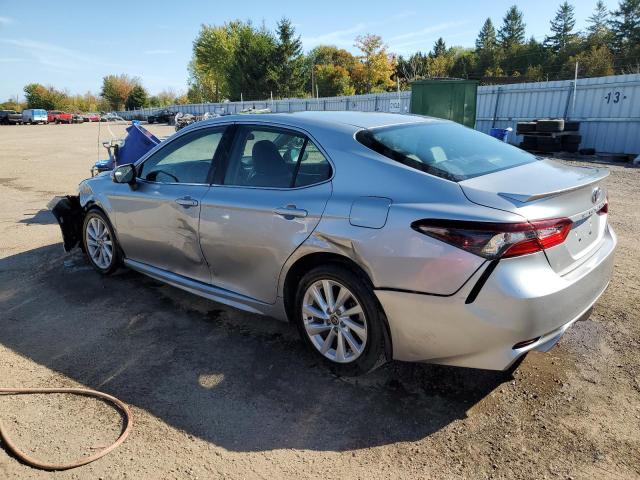 4T1G11AK7NU668455 - 2022 TOYOTA CAMRY SE Silber Foto 2