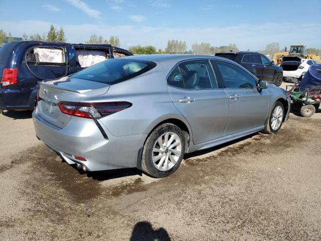 4T1G11AK7NU668455 - 2022 TOYOTA CAMRY SE Silber Foto 3