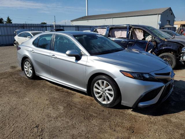 4T1G11AK7NU668455 - 2022 TOYOTA CAMRY SE Silber Foto 4