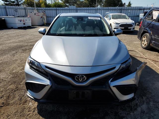4T1G11AK7NU668455 - 2022 TOYOTA CAMRY SE Silber Foto 5