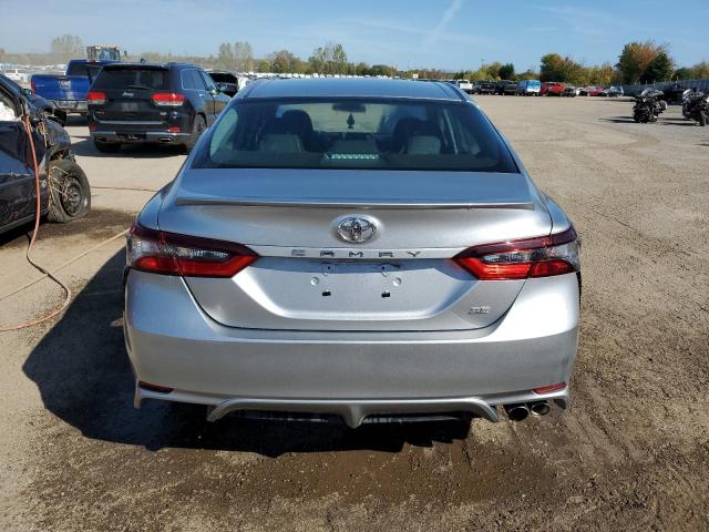 4T1G11AK7NU668455 - 2022 TOYOTA CAMRY SE Silber Foto 6