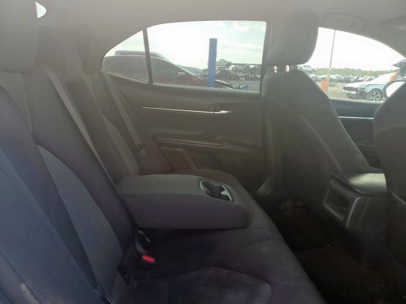 4T1B11HK6JU050702 - 2018 TOYOTA CAMRY L WHITE photo 10