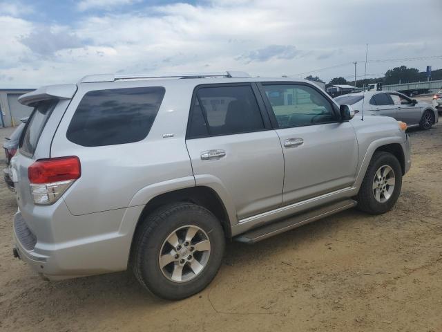 JTEZU5JR8A5011382 - 2010 TOYOTA 4RUNNER SR5 银色 照片 3
