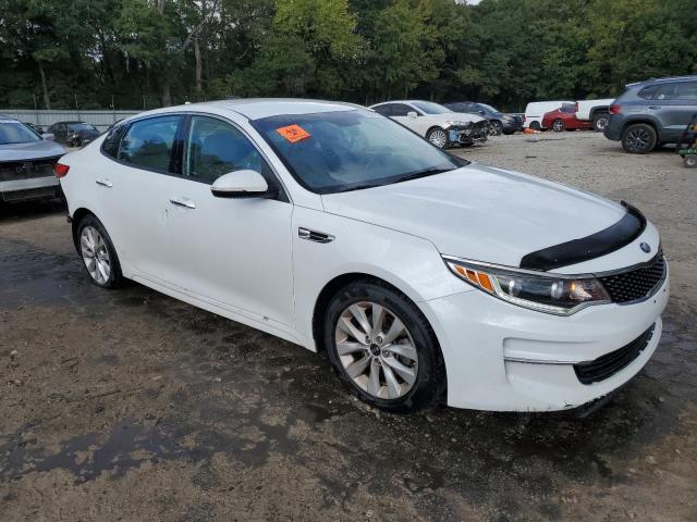5XXGU4L34HG163714 - 2017 KIA OPTIMA EX WHITE photo 4