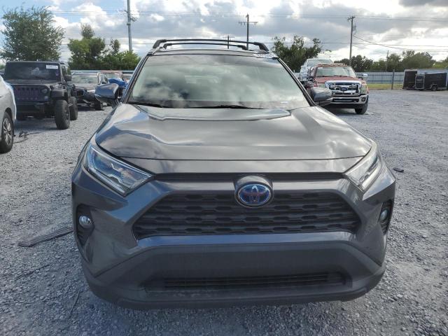 4T3RWRFV9MU020519 - 2021 TOYOTA RAV4 XLE GRAY photo 5