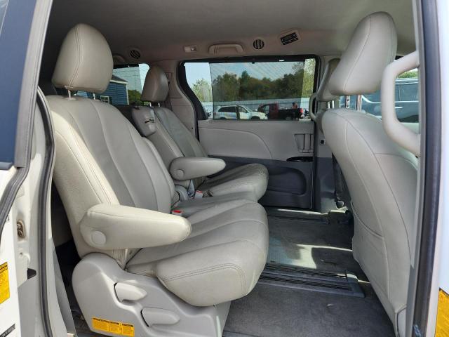 5TDKK3DC4DS304539 - 2013 TOYOTA SIENNA LE WHITE photo 11