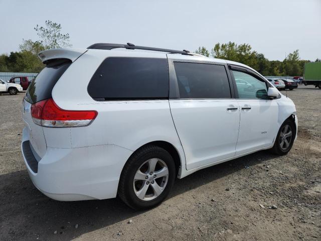 5TDKK3DC4DS304539 - 2013 TOYOTA SIENNA LE WHITE photo 3