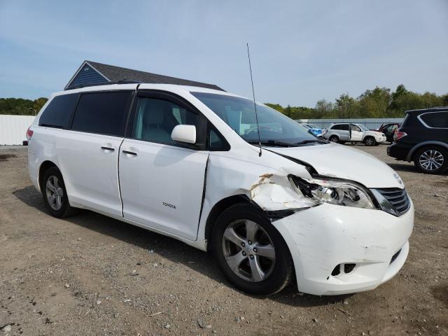 5TDKK3DC4DS304539 - 2013 TOYOTA SIENNA LE WHITE photo 4