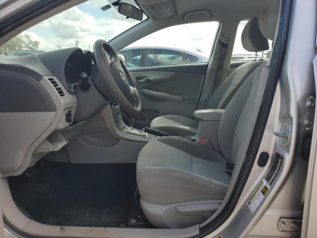2T1BU4EE3AC297541 - 2010 TOYOTA COROLLA BASE فضي صورة 7
