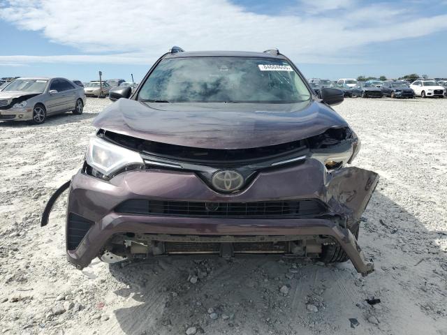 2T3ZFREV9JW439502 - 2018 TOYOTA RAV4 LE Púrpura foto 5