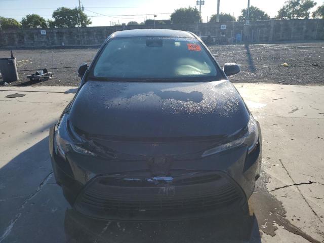 5YFB4MDE4RP099807 - 2024 TOYOTA COROLLA LE შავი ფოტო 5