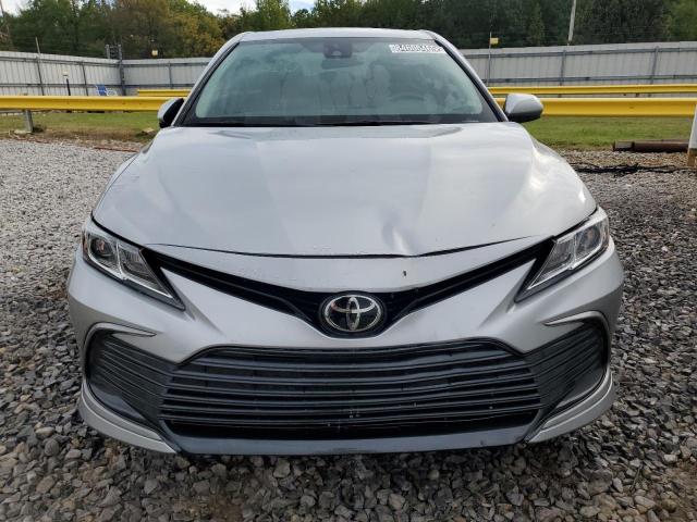 4T1C11AKXNU048195 - 2022 TOYOTA CAMRY LE 银色 照片 5