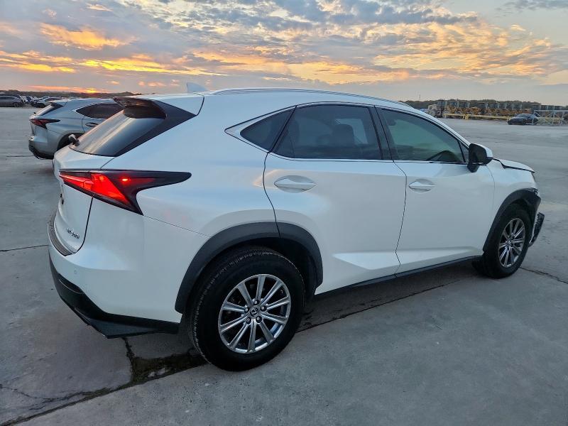 JTJYARBZ8J2109843 - 2018 LEXUS NX 300 BASE თეთრი ფოტო 3