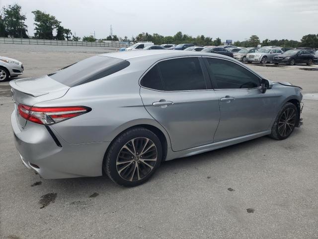 4T1B11HK5JU582295 - 2018 TOYOTA CAMRY L SILVER photo 3