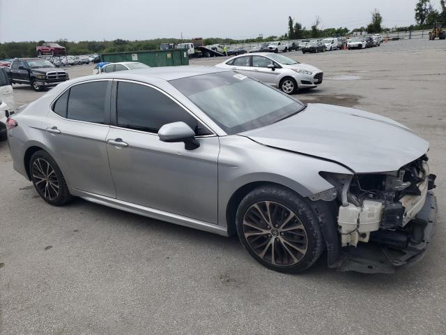 4T1B11HK5JU582295 - 2018 TOYOTA CAMRY L SILVER photo 4